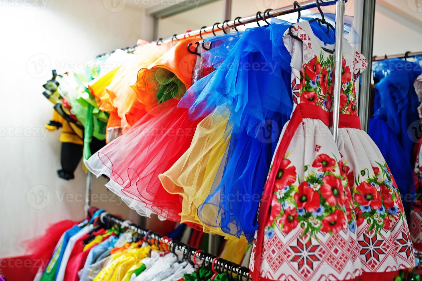 costumes de carnaval pour enfants au bureau de la couturière. photo