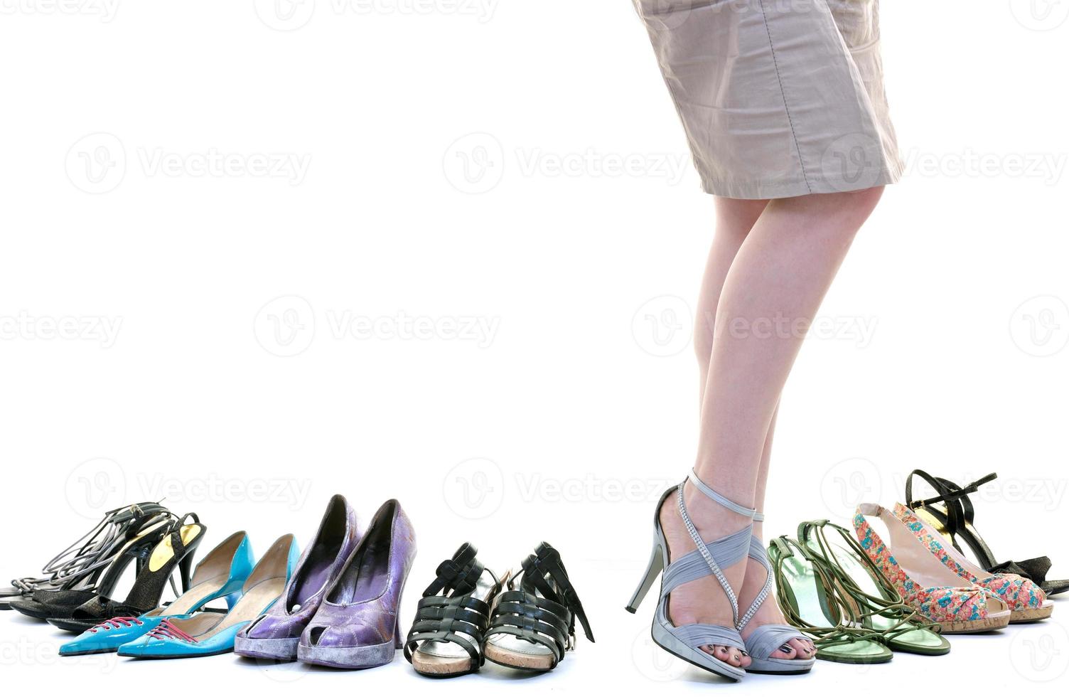 jolie jeune femme avec l'achat de chaussures de dépendance, isolé sur fond blanc photo