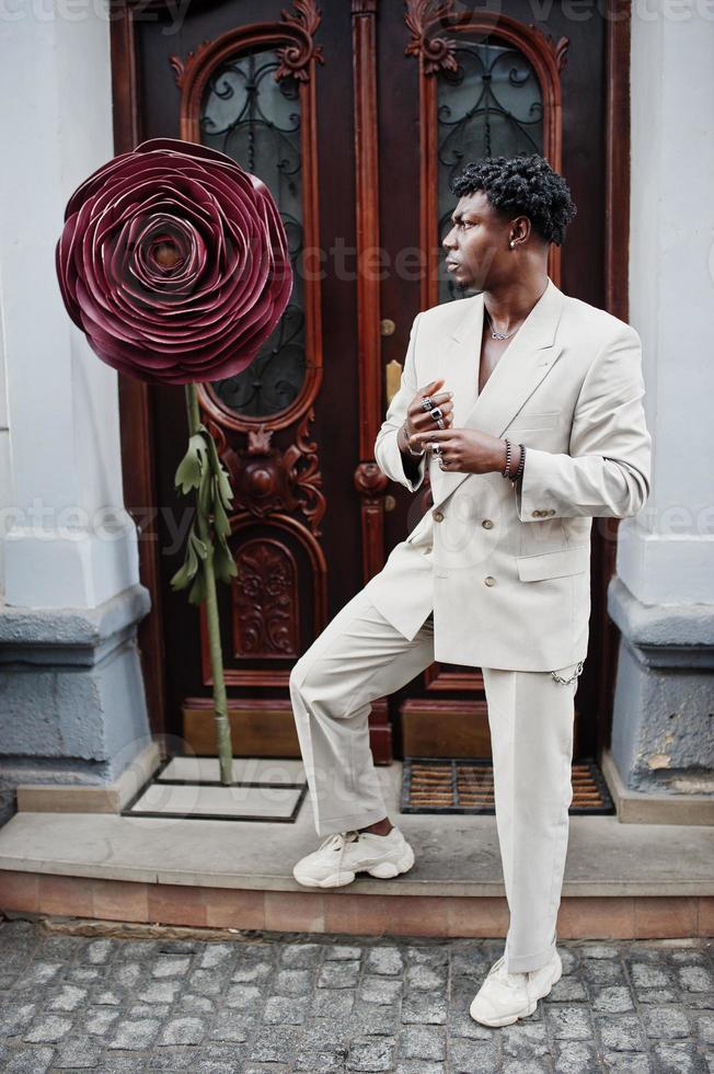 homme afro élégant en costume beige old school. jeune homme africain à la mode en veste décontractée sur torse nu. photo