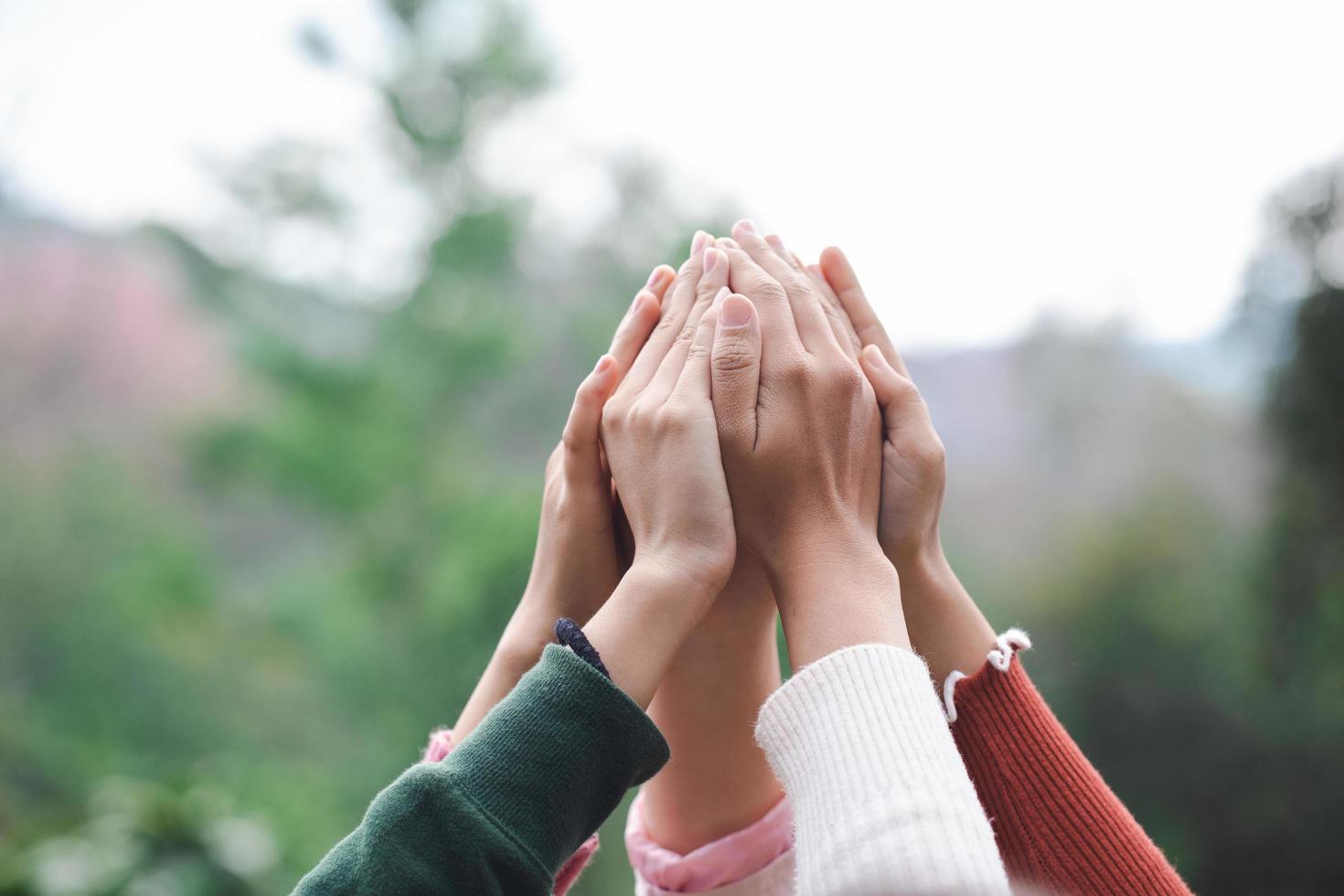 groupe de personnes de la diversité se joignent à la main, concept de réussite de l'équipe commerciale de collaboration. travail d'équipe high five en tant qu'équipe mains ensemble air saluant l'équipe de balises de puissance. photo