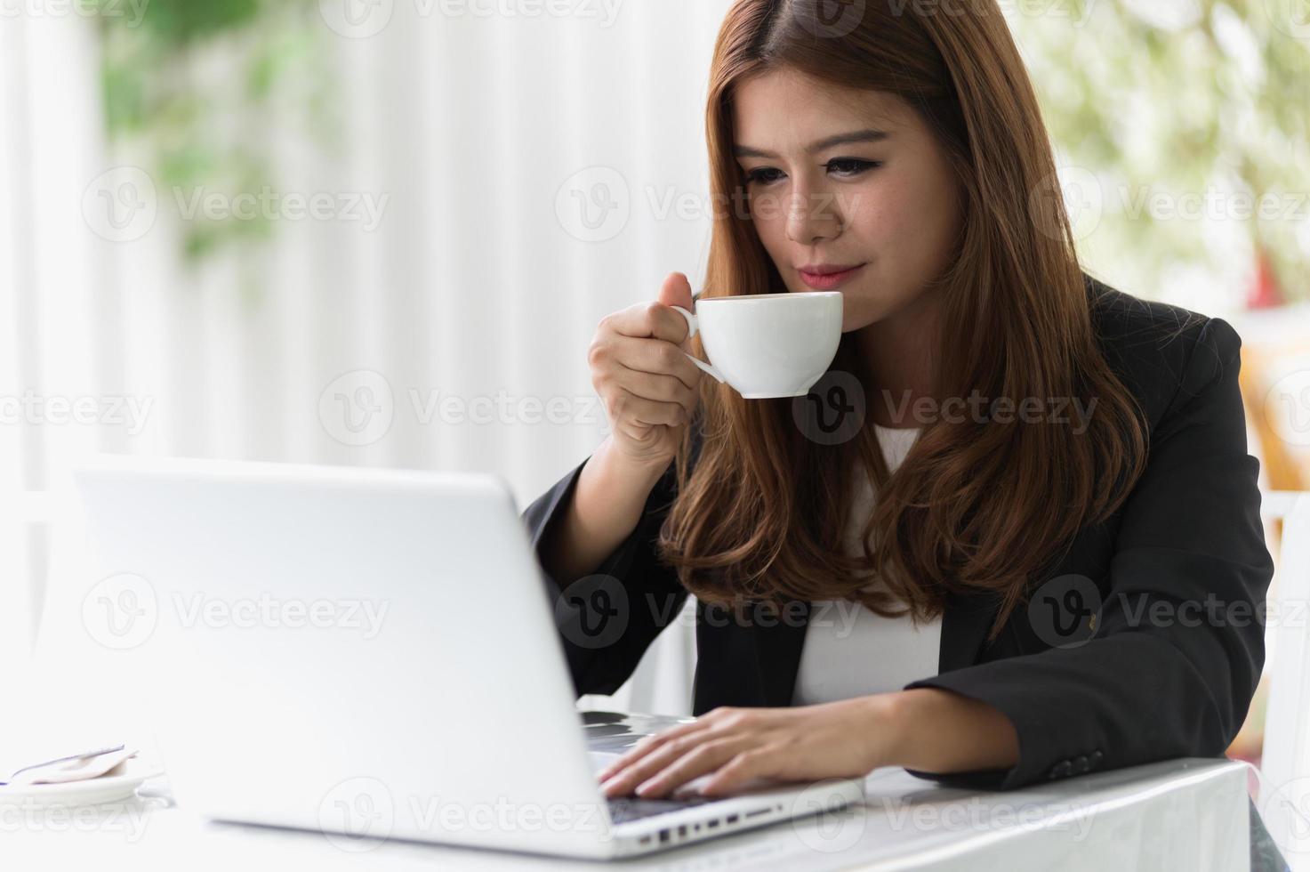 Asie femme au café avec ordinateur portable et café, concept d'entreprise photo
