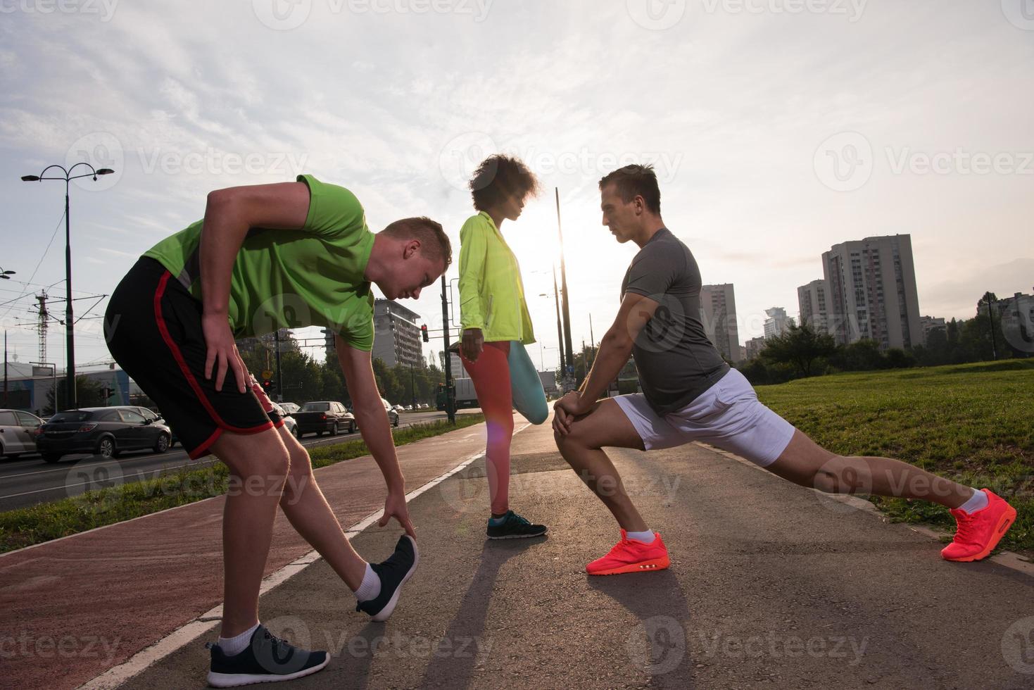 groupe multiethnique de personnes sur le jogging photo