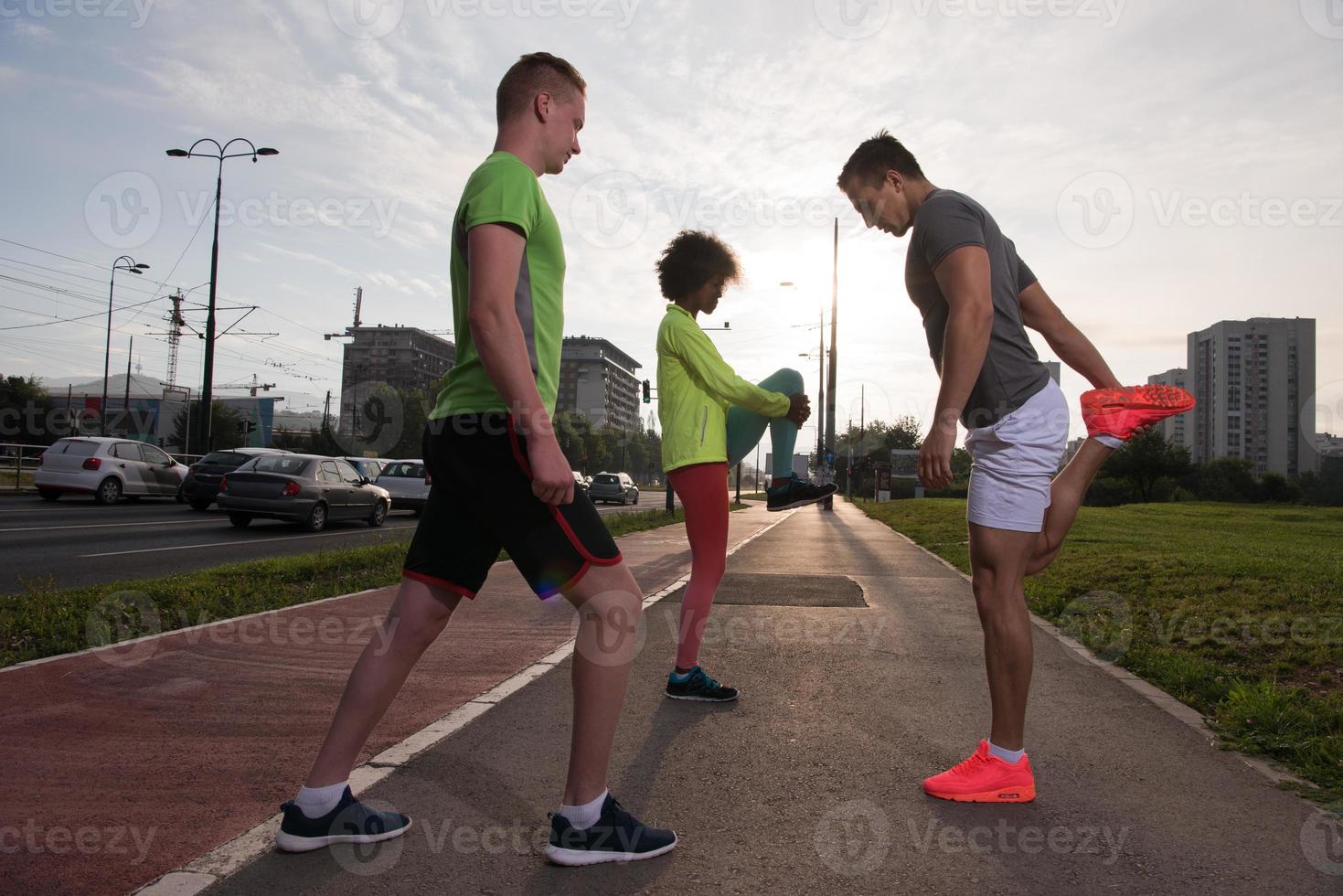 groupe multiethnique de personnes sur le jogging photo