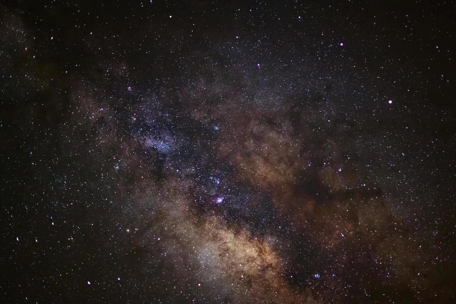 le centre de la galaxie de la voie lactée, photographie longue exposition, avec grain photo