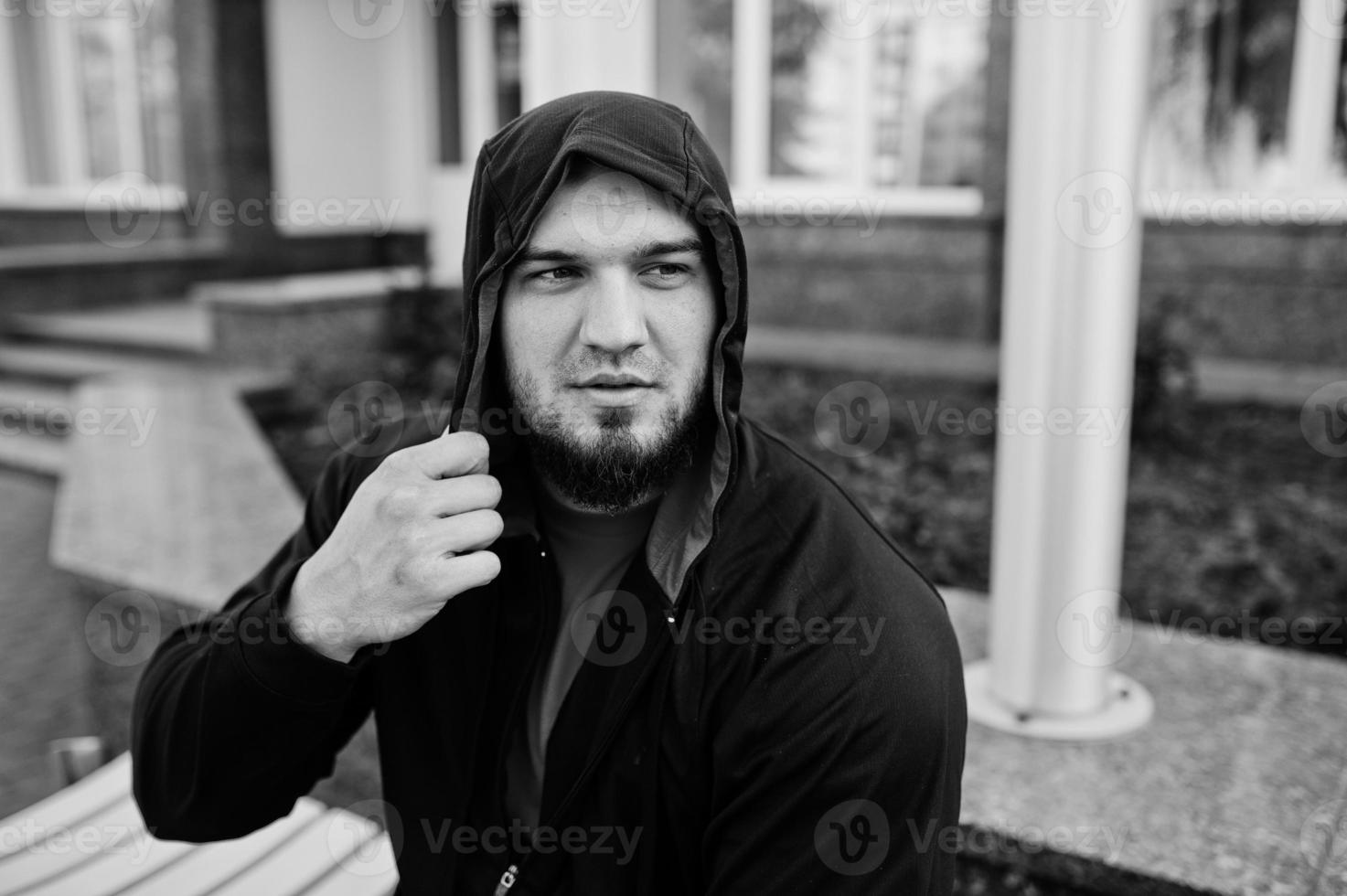 jeune homme musclé barbu brutal porter sur costume de sport. photo