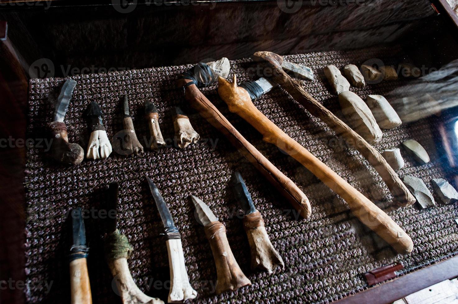 outils de travail d'une civilisation ancienne dans le musée. photo