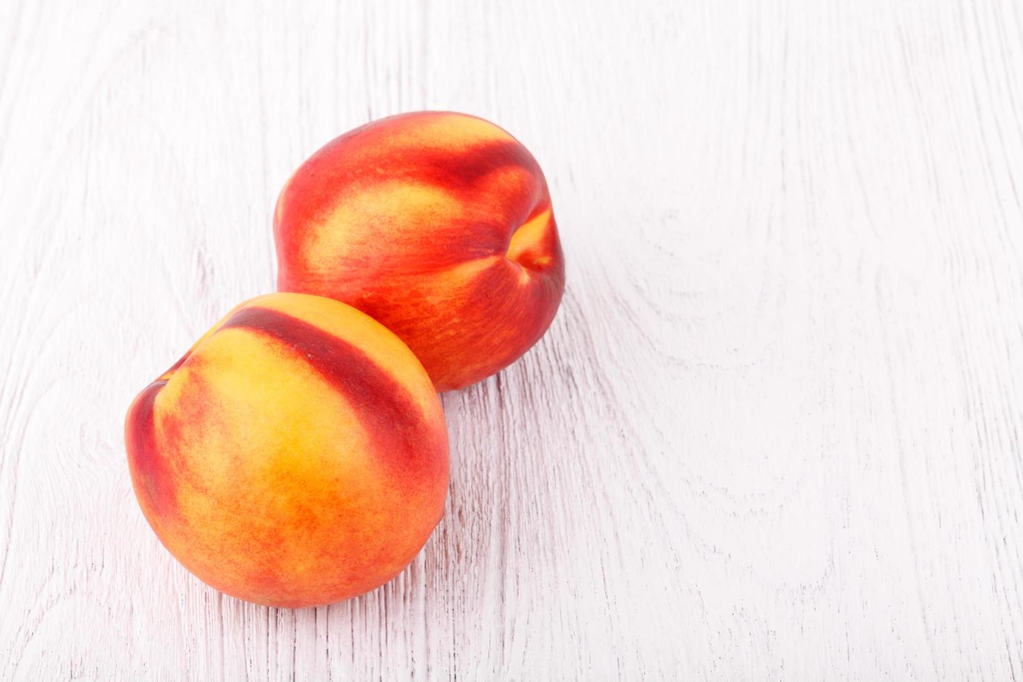 nectarines sur table en bois blanc photo