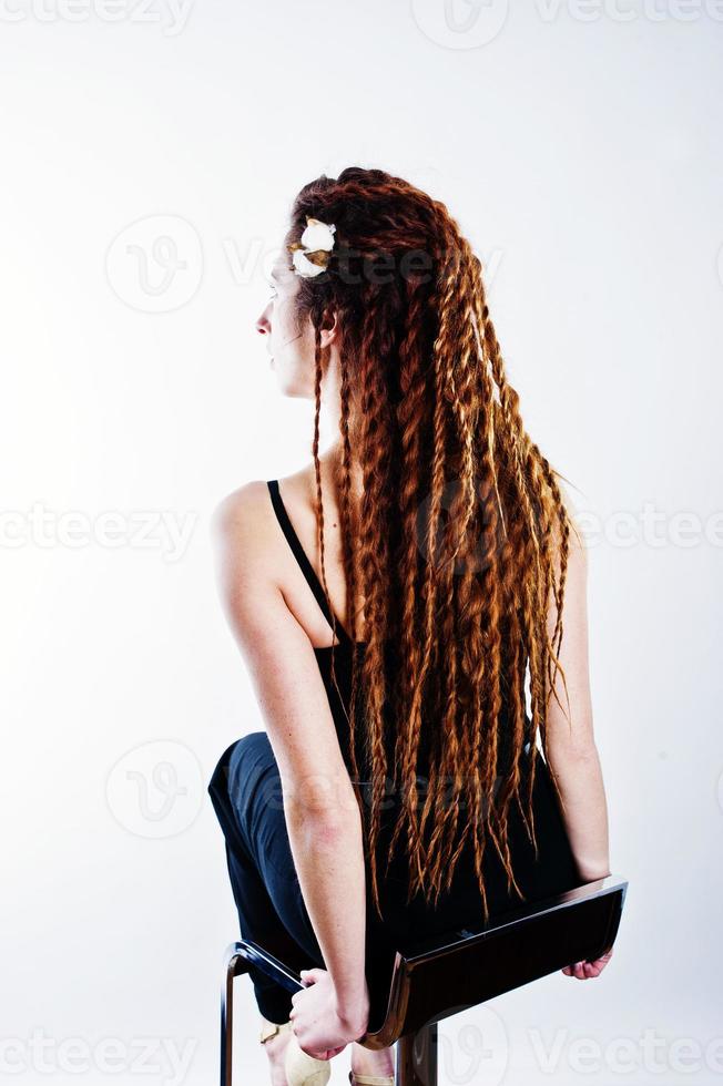 tournage en studio d'une fille de dos avec des dreads sur fond blanc. photo