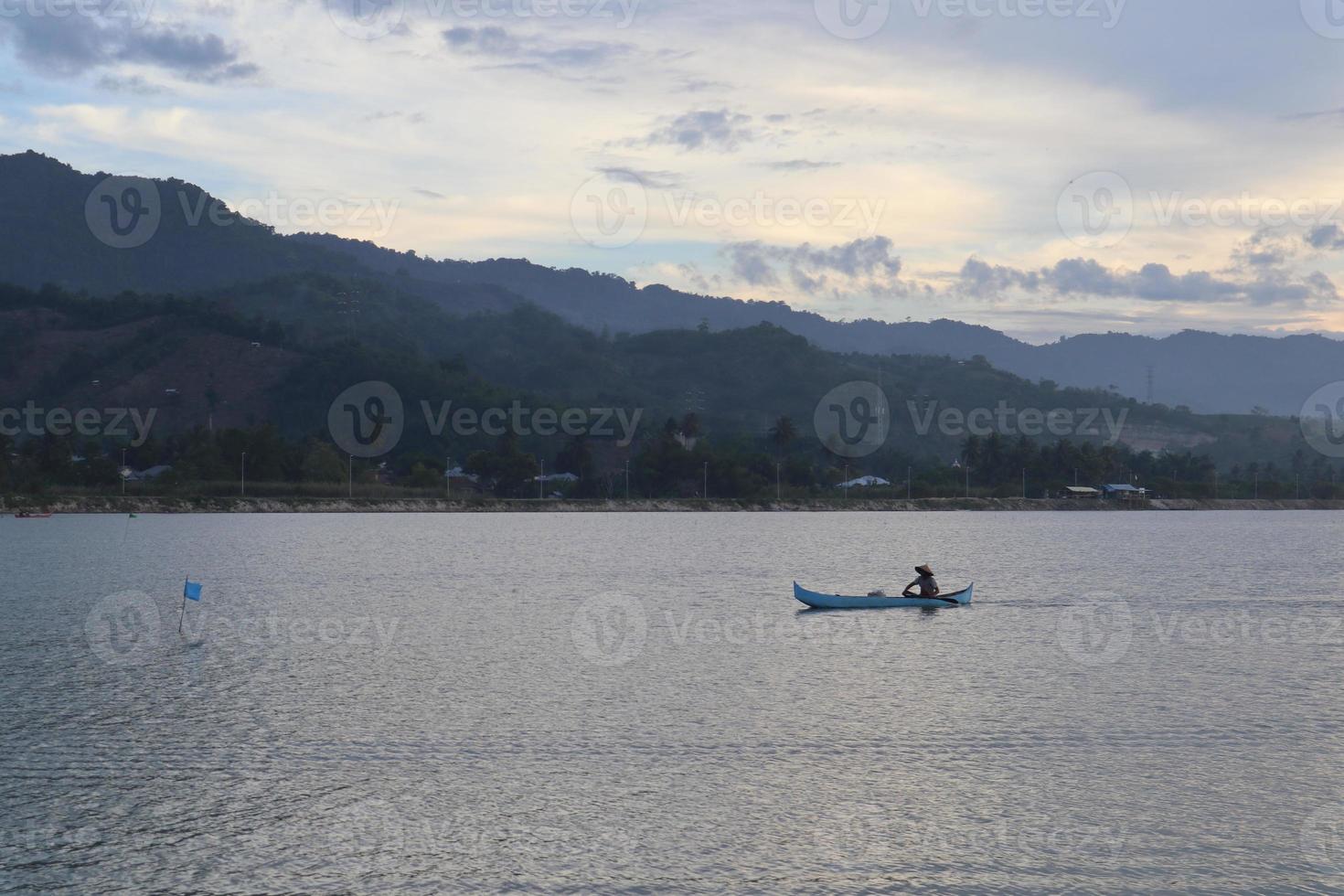 silhouette de pêcheur sur son bateau photo
