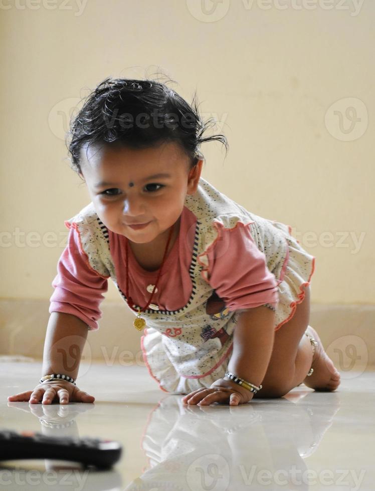 une jolie petite fille d'humeur joyeuse photo