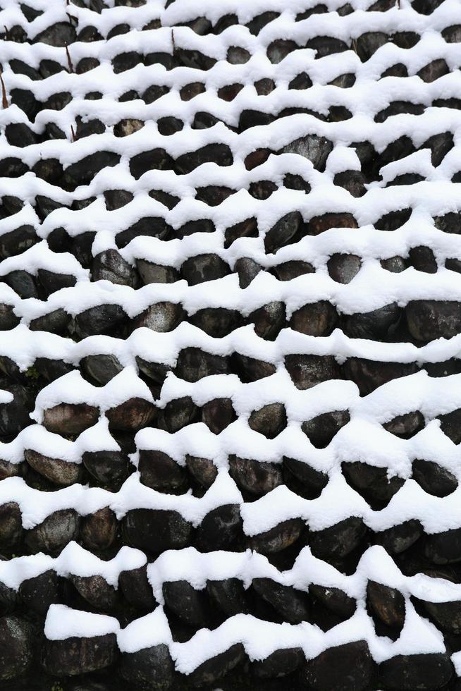 mur de pierre recouvert de neige je photo