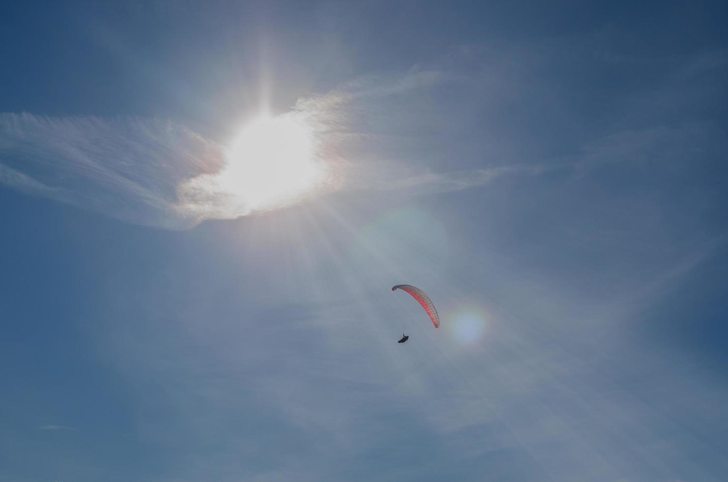 parapentes avec rayons de soleil photo