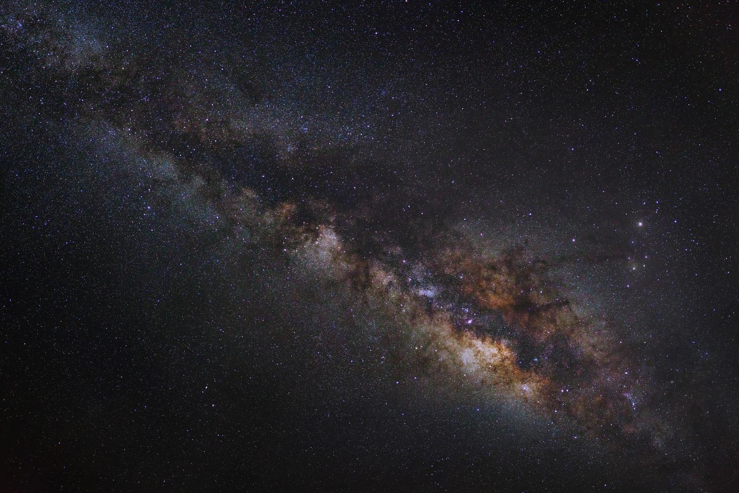 galaxie de la voie lactée sur un ciel nocturne, photographie longue exposition, avec grain. photo
