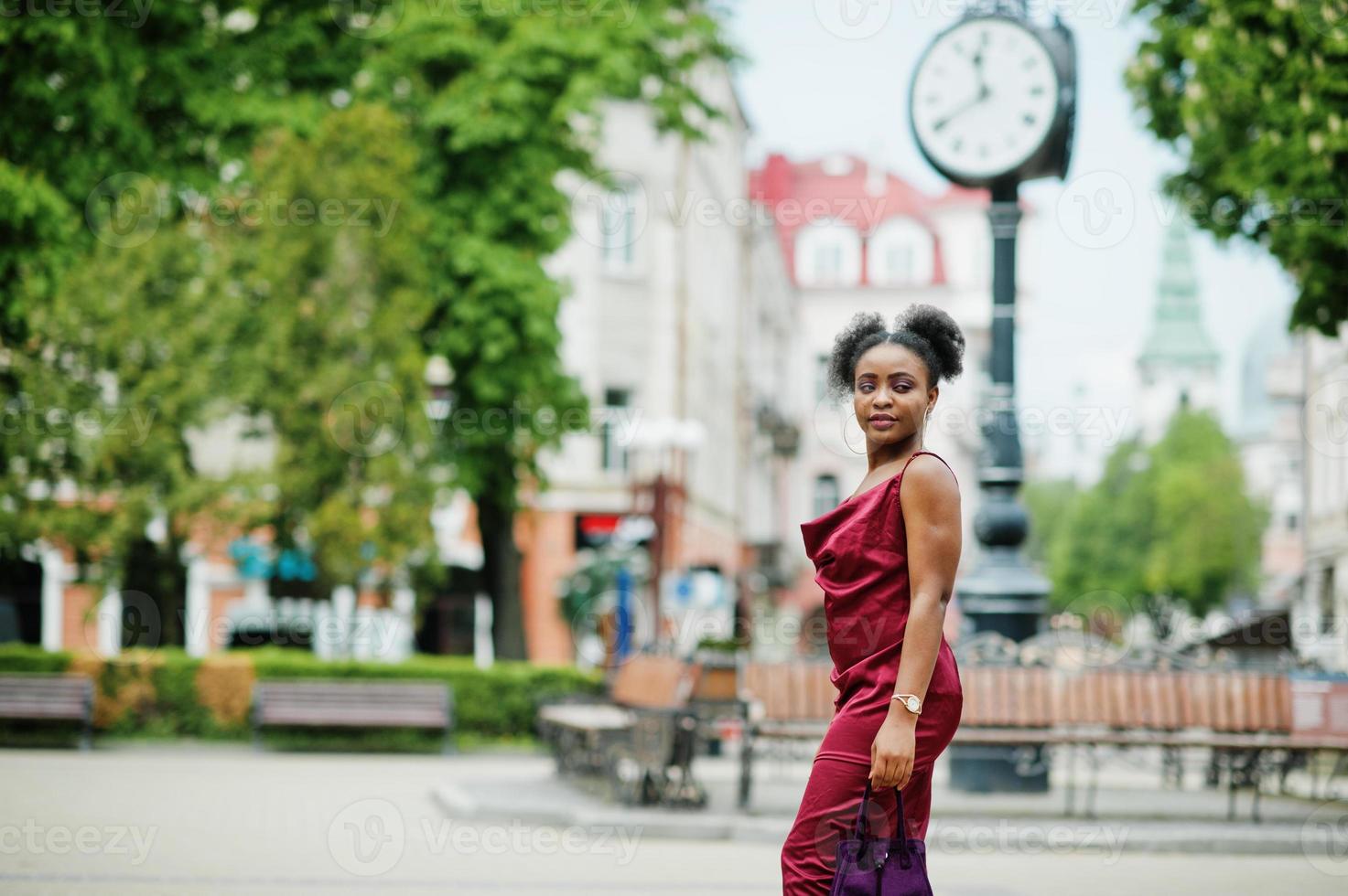 portrait d'une belle jeune femme africaine naturelle aux cheveux afro. modèle noir en robe de soie rouge. photo