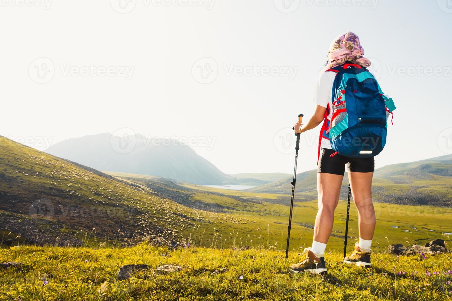 gros plan sur une jeune femme sportive caucasienne randonneur seul debout sur le point de vue à l'extérieur par temps chaud ensoleillé seul. activités sportives de femme forte active inspirante à l'extérieur photo