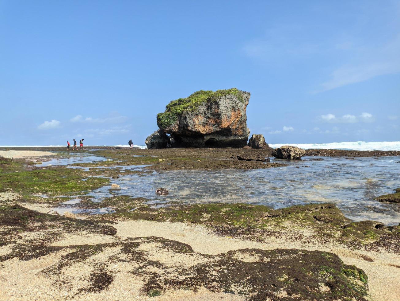 belle vue sur la plage depuis la plage de mesra, indonésie photo