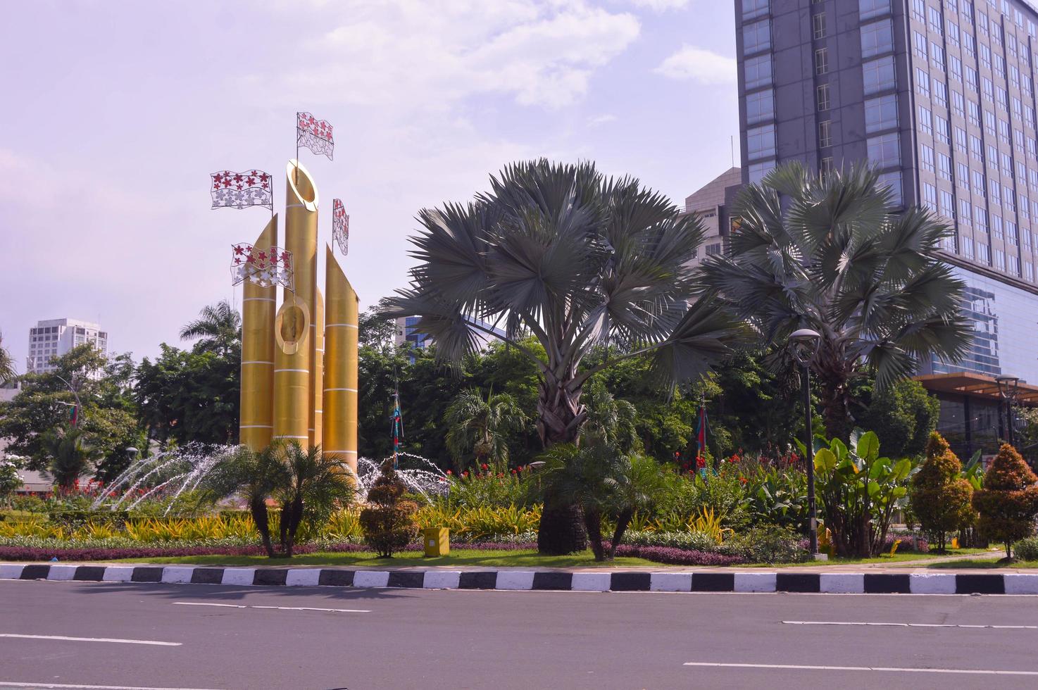 surabaya, indonésie, 2022 - monumen bambu runcing le monument en bambou pointu est situé à l'intersection de l'autoroute de la ville de surabaya. photo