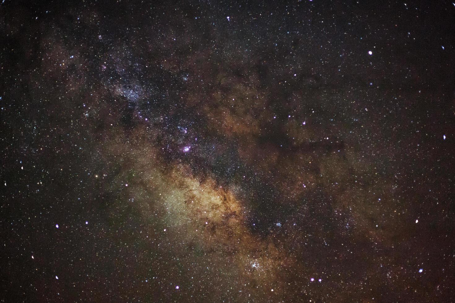 galaxie de la voie lactée, photographie longue exposition, avec grain photo