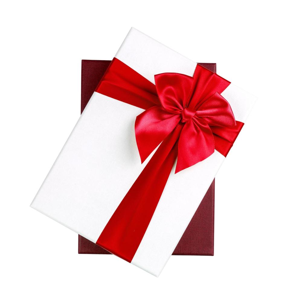 Boîte cadeau blanche avec ruban rouge isolé sur fond blanc photo