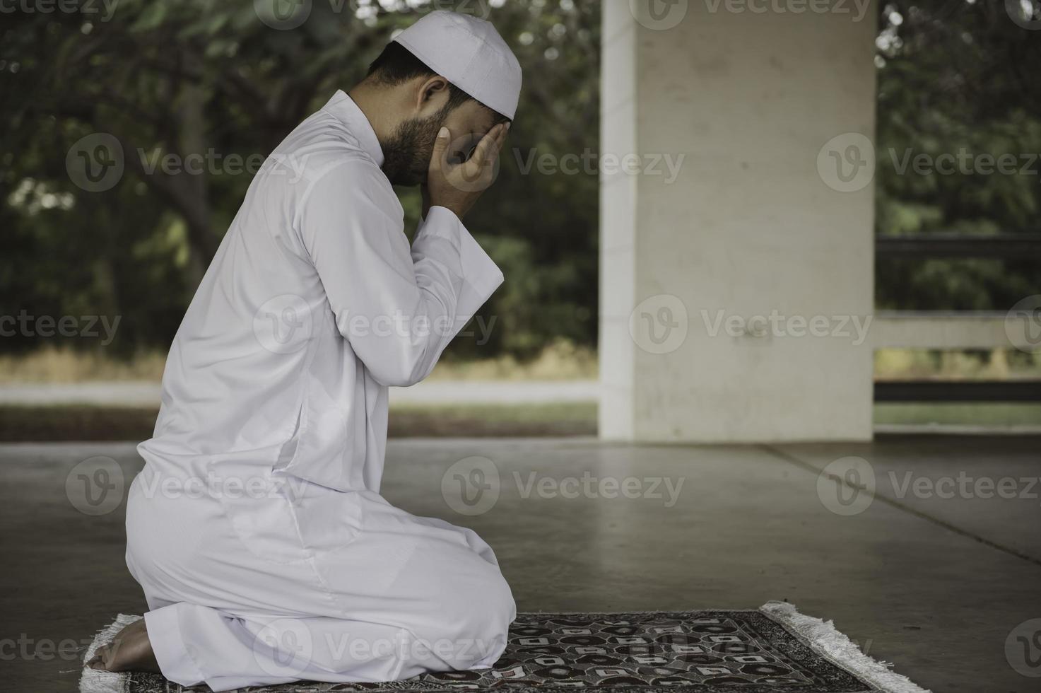 prière de l'homme islam asiatique, jeune musulman priant, concept du festival du ramadan photo