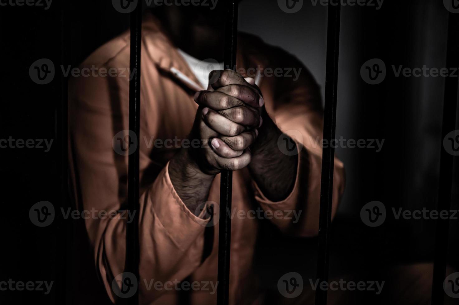 homme asiatique désespéré à la prison de fer, concept de prisonnier, peuple thaïlandais, espoir d'être libre, prisonniers sérieux emprisonnés dans la prison photo