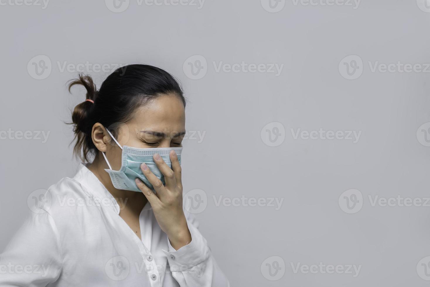 affaires de femme asiatique dans la ville de thaïlande, une fille portant un masque médical de protection covid-19 ou un coronavirus d'une personne infectée, une protection corona aide à protéger le monde et les gens arrêtent l'avertissement de virus photo