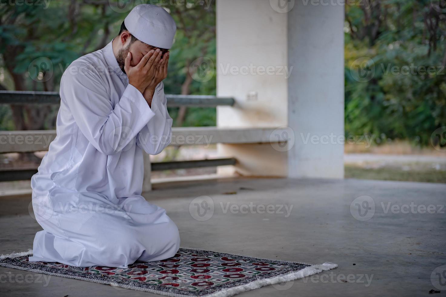 prière de l'homme islam asiatique, jeune musulman priant, concept du festival du ramadan photo