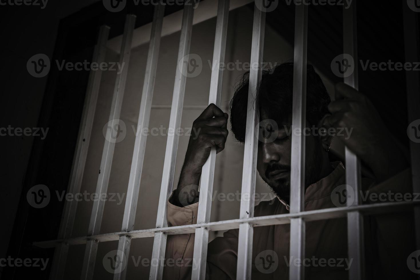 homme asiatique désespéré à la prison de fer, concept de prisonnier, peuple thaïlandais, espoir d'être libre, prisonniers sérieux emprisonnés dans la prison photo