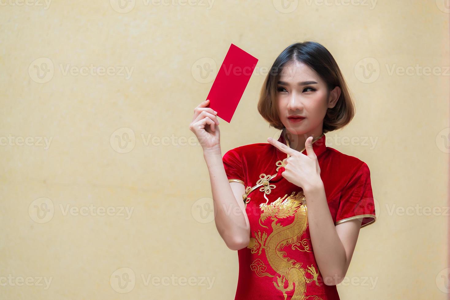 portrait belle femme asiatique en robe cheongsam, thaïlande, concept de joyeux nouvel an chinois, heureuse dame asiatique en costume traditionnel chinois photo