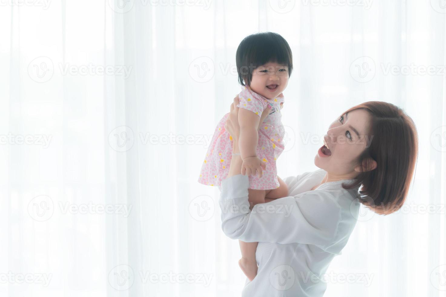 mère et fille nouveau-né à la maison, moment heureux de la famille, concept de mère célibataire, concept fête des mères photo