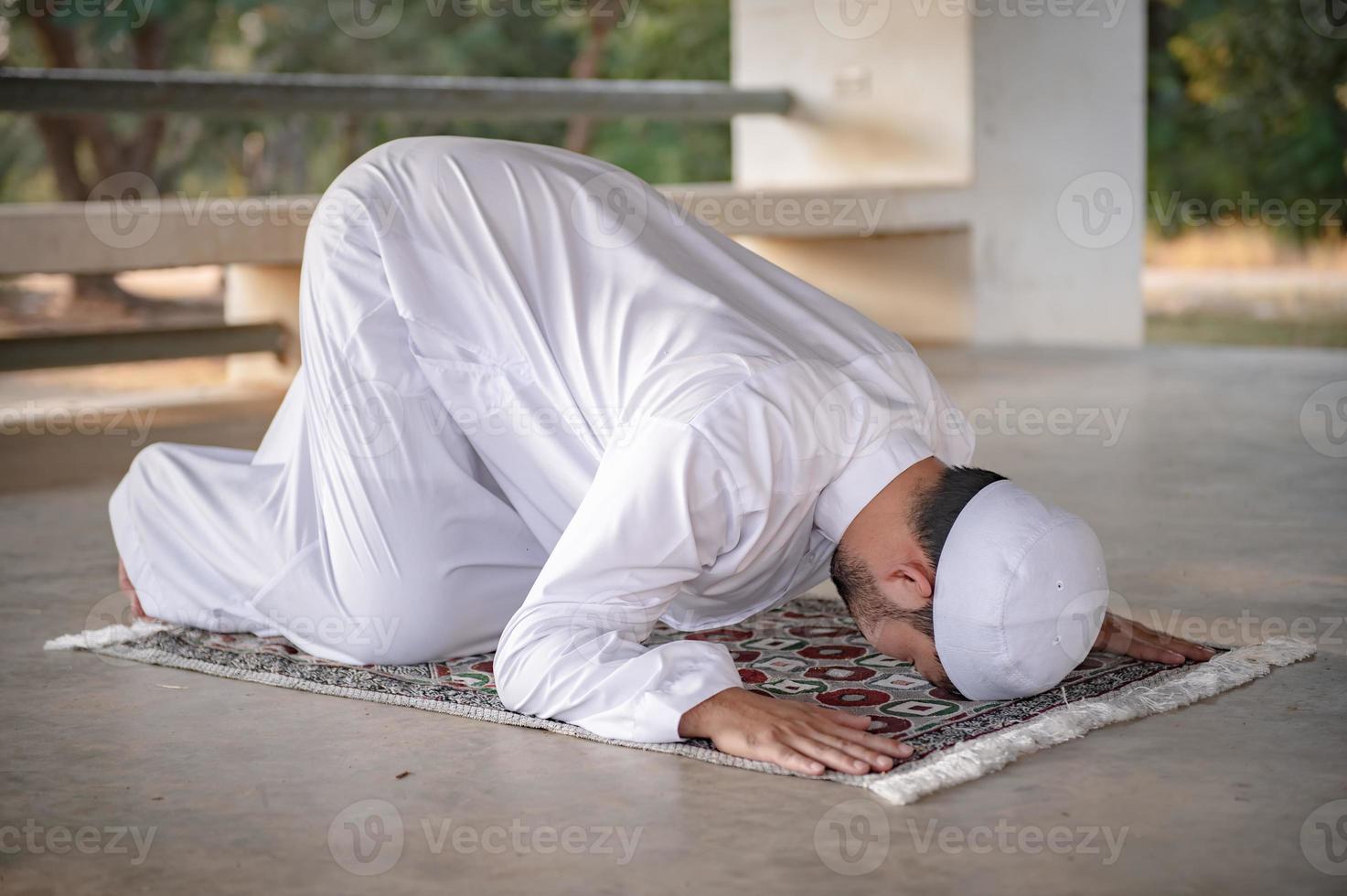 prière de l'homme islam asiatique, jeune musulman priant, concept du festival du ramadan photo