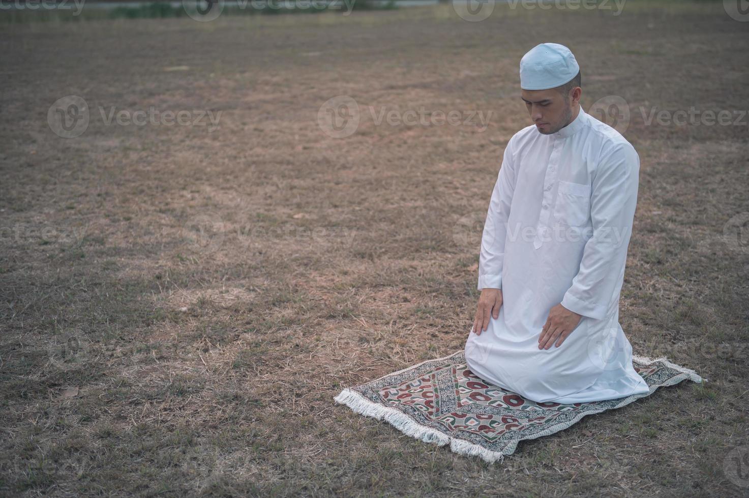 prière de l'homme islam asiatique, jeune musulman priant, concept du festival du ramadan photo