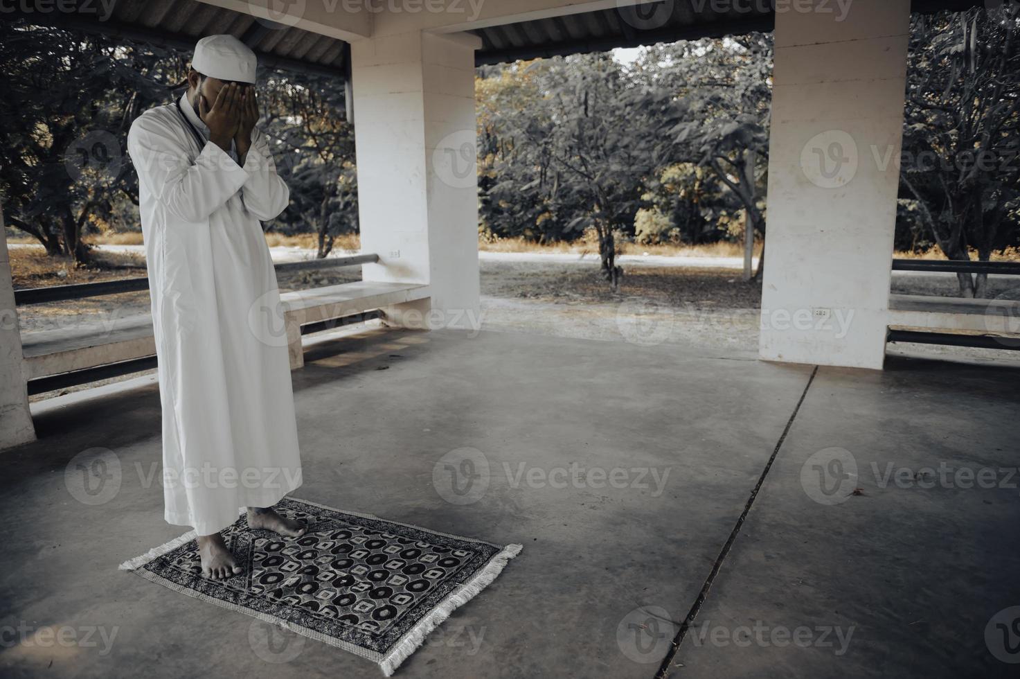 prière de l'homme islam asiatique, jeune musulman priant, concept du festival du ramadan photo