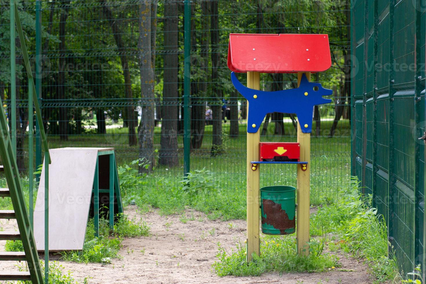 stand coloré pour les ordures dans le parc à chiens photo