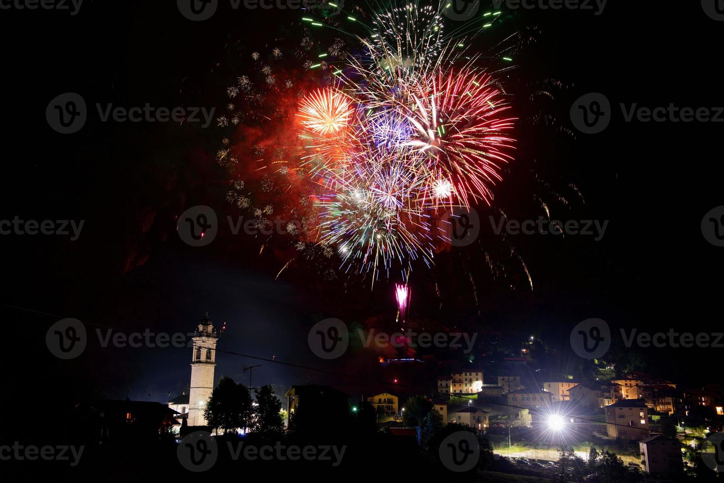 feux d'artifice dans les montagnes photo