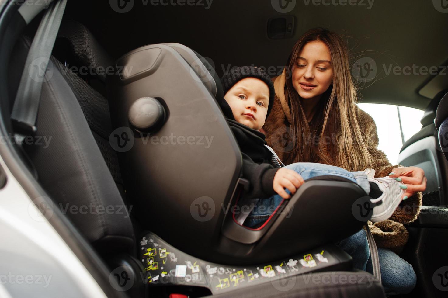 jeune mère et enfant en voiture. siège bébé sur chaise. concept de conduite de sécurité. photo