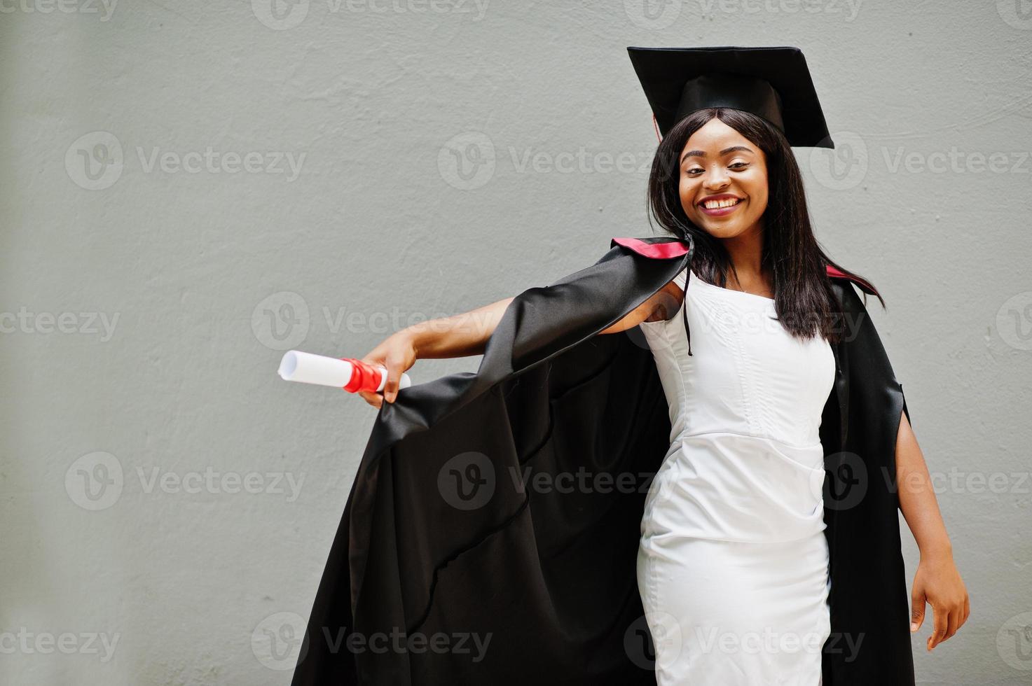 jeune étudiante afro-américaine avec diplôme pose à l'extérieur. photo