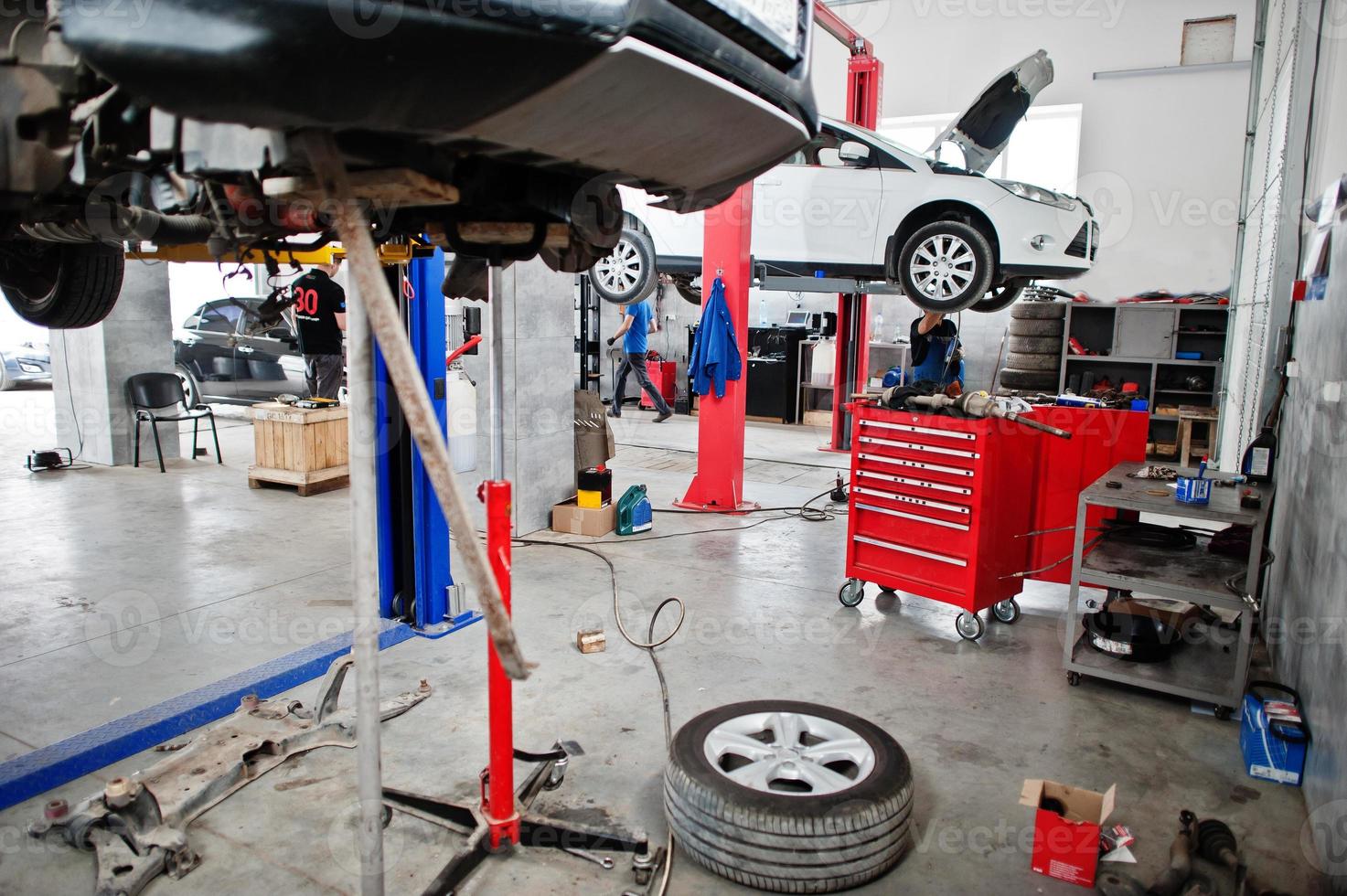 levage de voitures en maintenance à la station-service du garage. photo