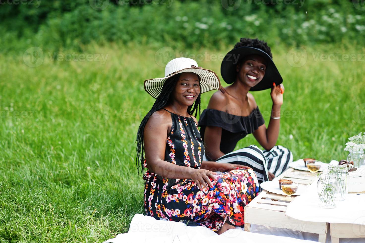 groupe de filles afro-américaines célébrant la fête d'anniversaire en plein air avec un décor. photo