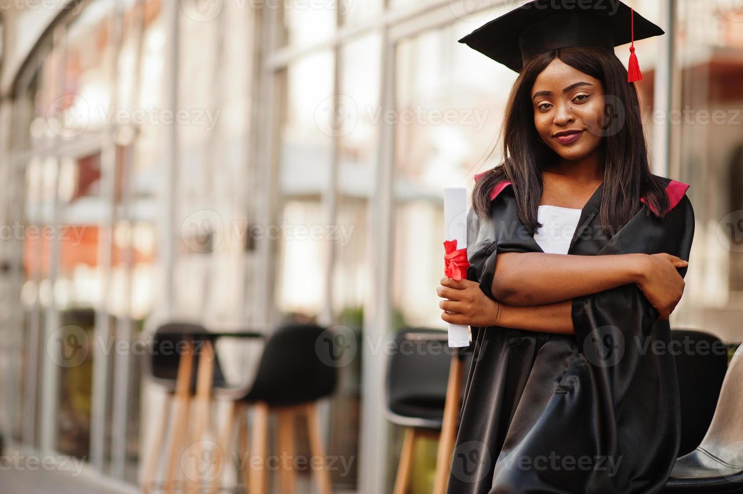 jeune étudiante afro-américaine avec diplôme pose à l'extérieur. photo