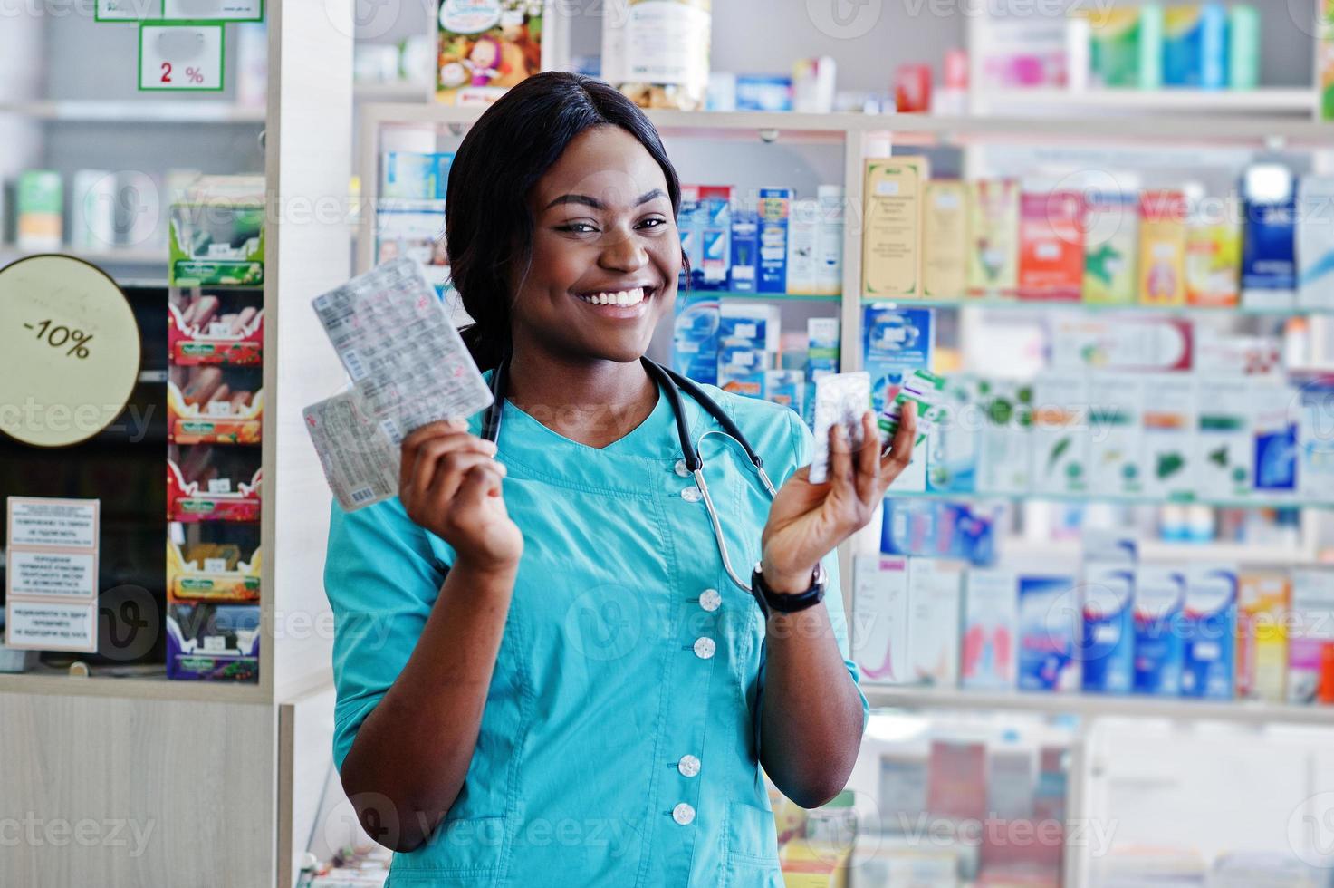 pharmacien afro-américain travaillant en pharmacie à la pharmacie hospitalière. soins de santé africains. photo