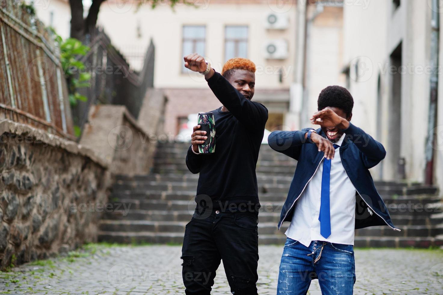 deux amis africains s'amusant en plein air. photo