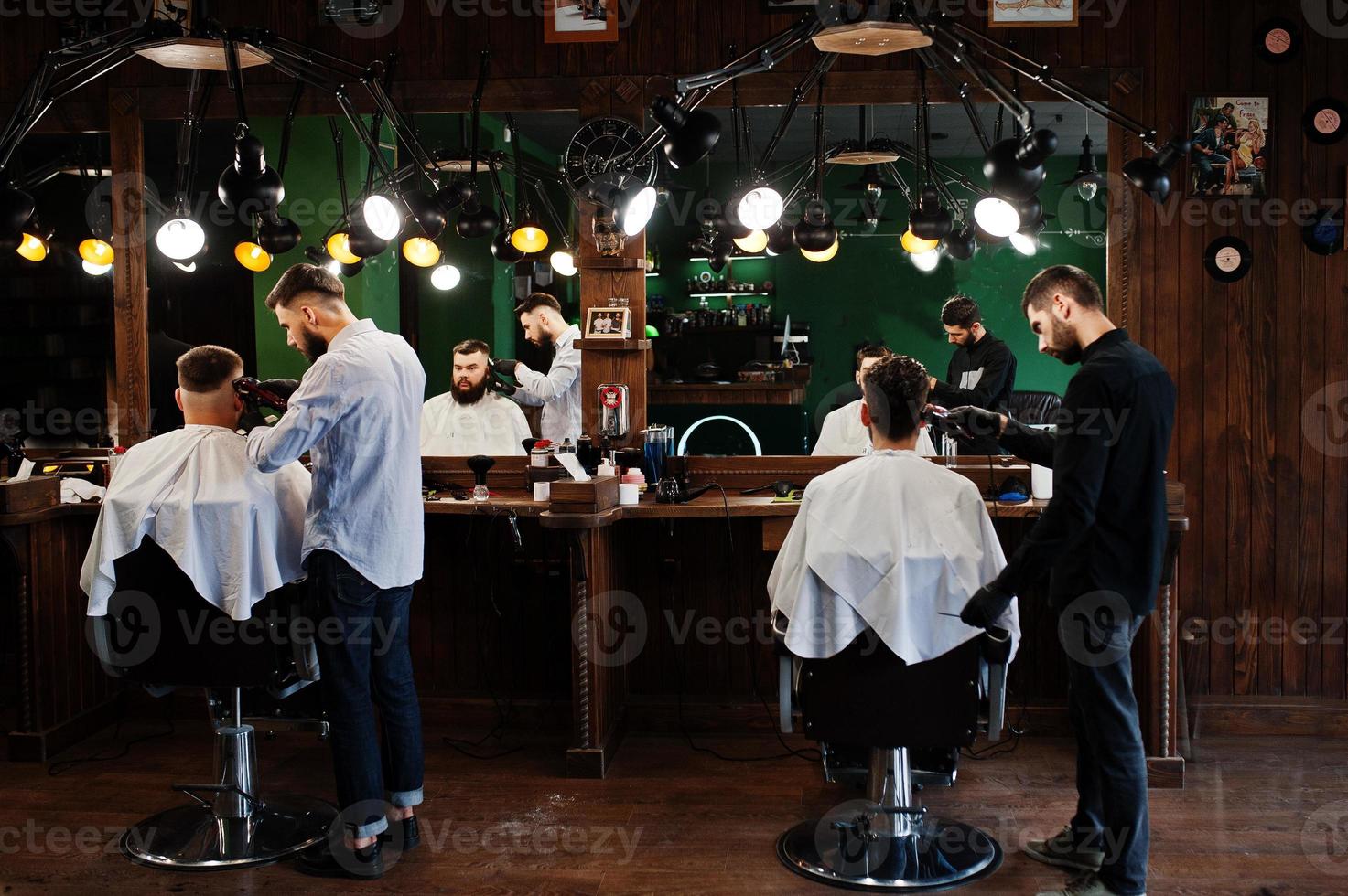 bel homme barbu au salon de coiffure, coiffeur au travail. photo