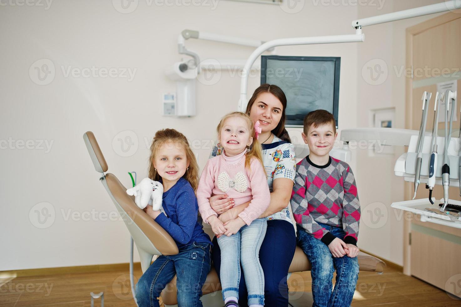 enfants à la chaise de dentiste. enfants dentaires. photo