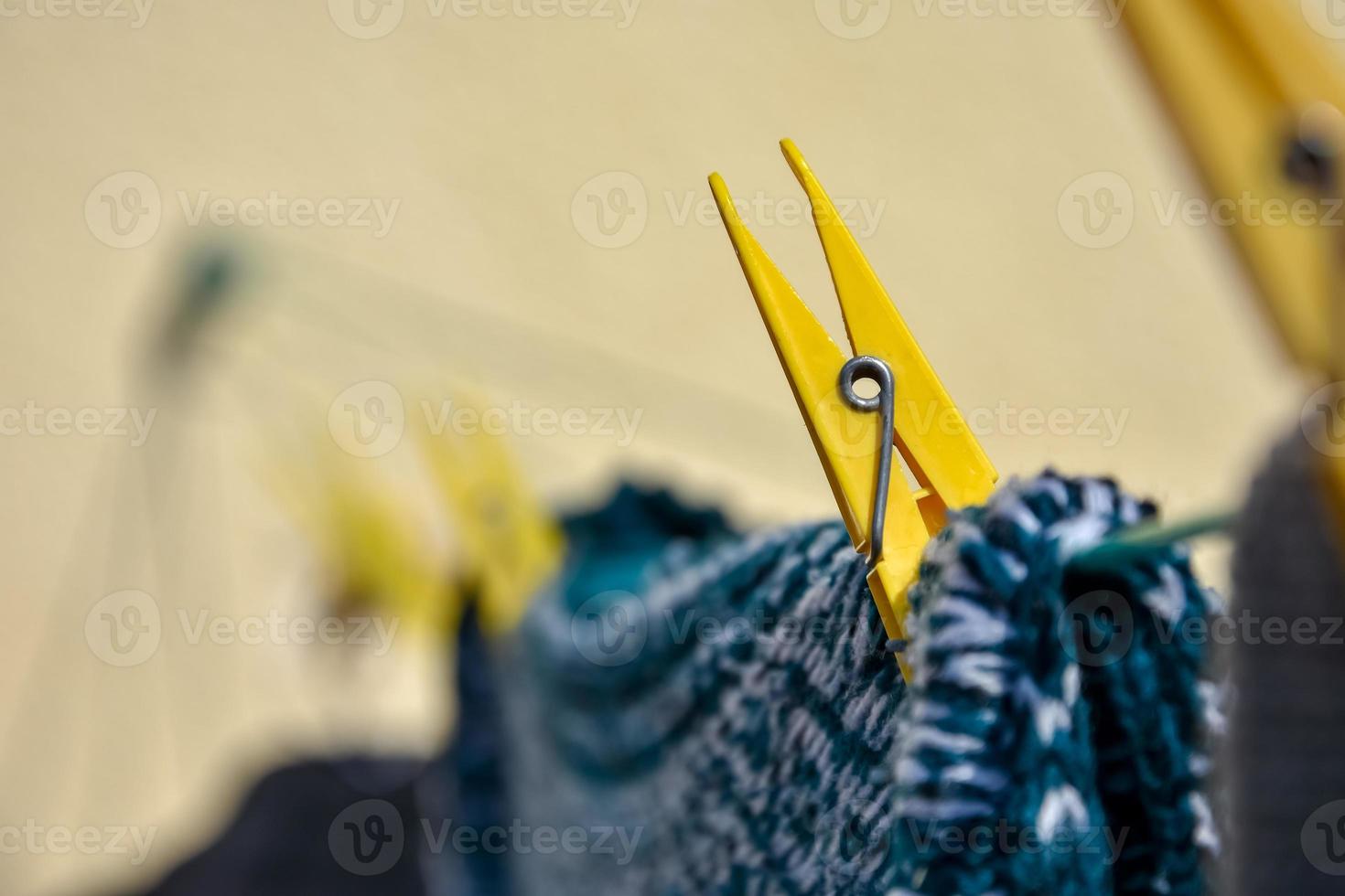 pinces à linge jaunes avec des vêtements photo