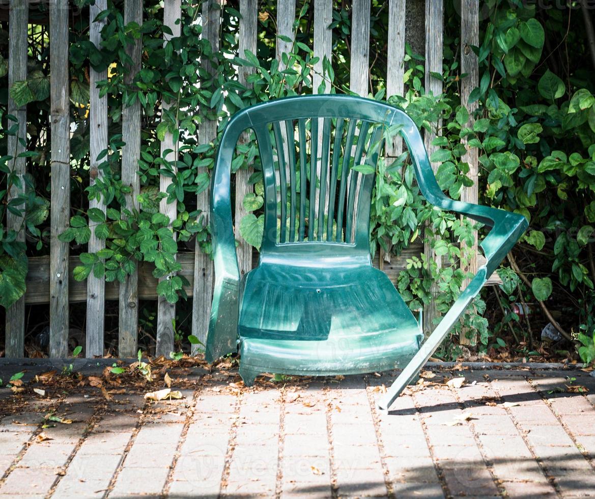 chaise de jardin verte cassée photo
