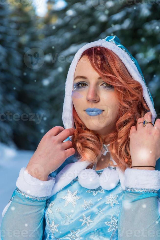 jolie femme rousse en tenue d'hiver bleue photo