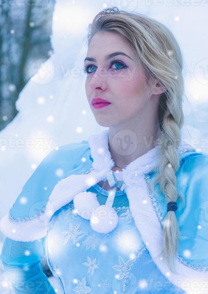 belle jeune femme dans la neige d'hiver photo