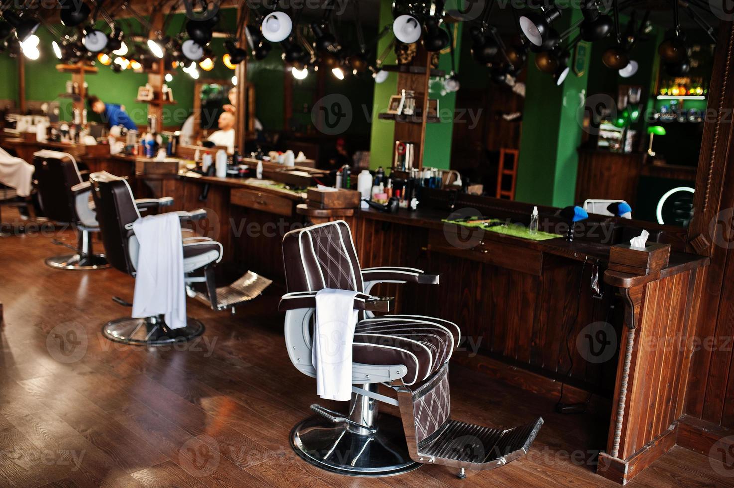 chaises en cuir vintage marron dans un salon de coiffure élégant. photo