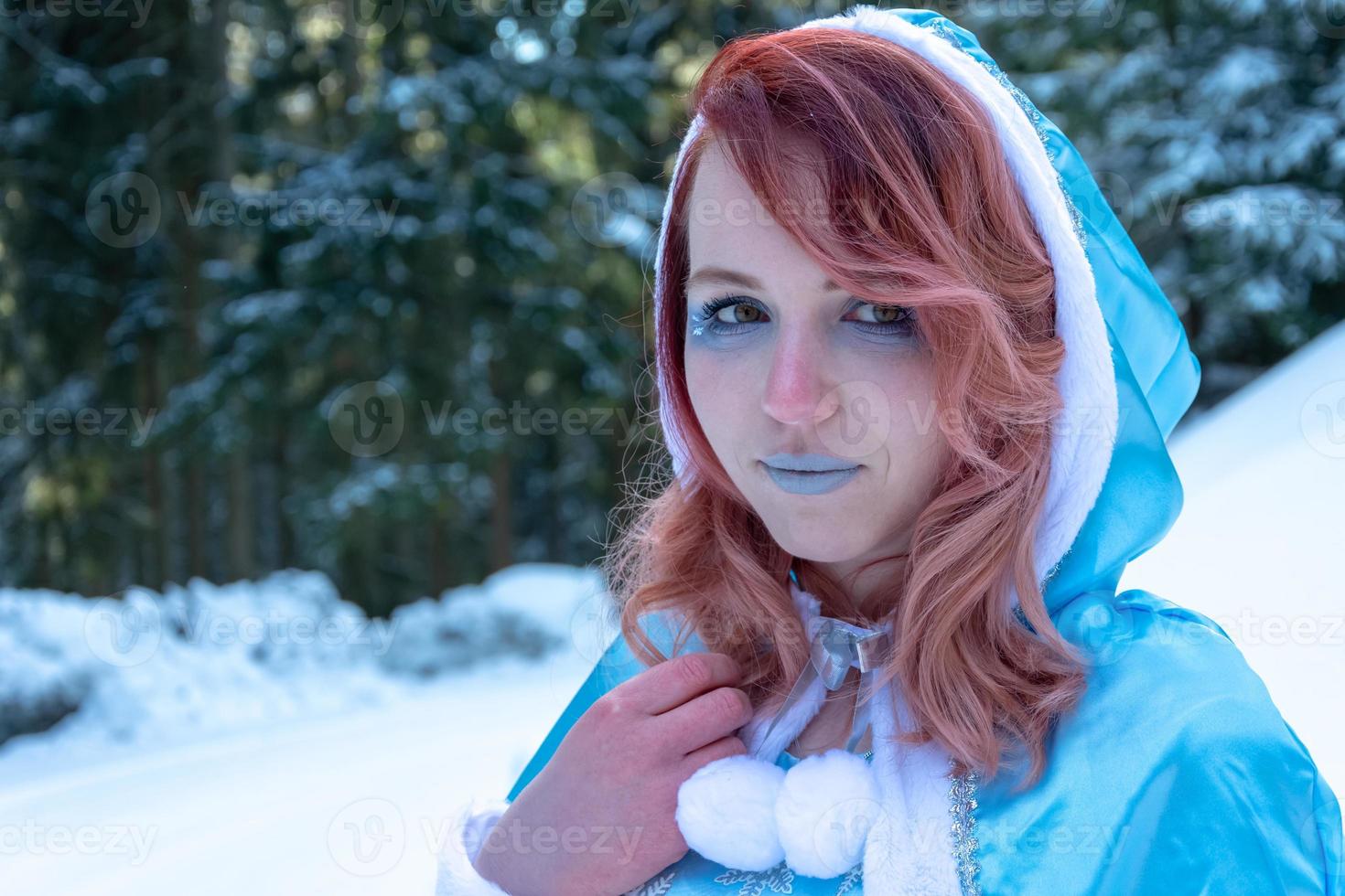 jolie femme rousse en tenue d'hiver bleue photo